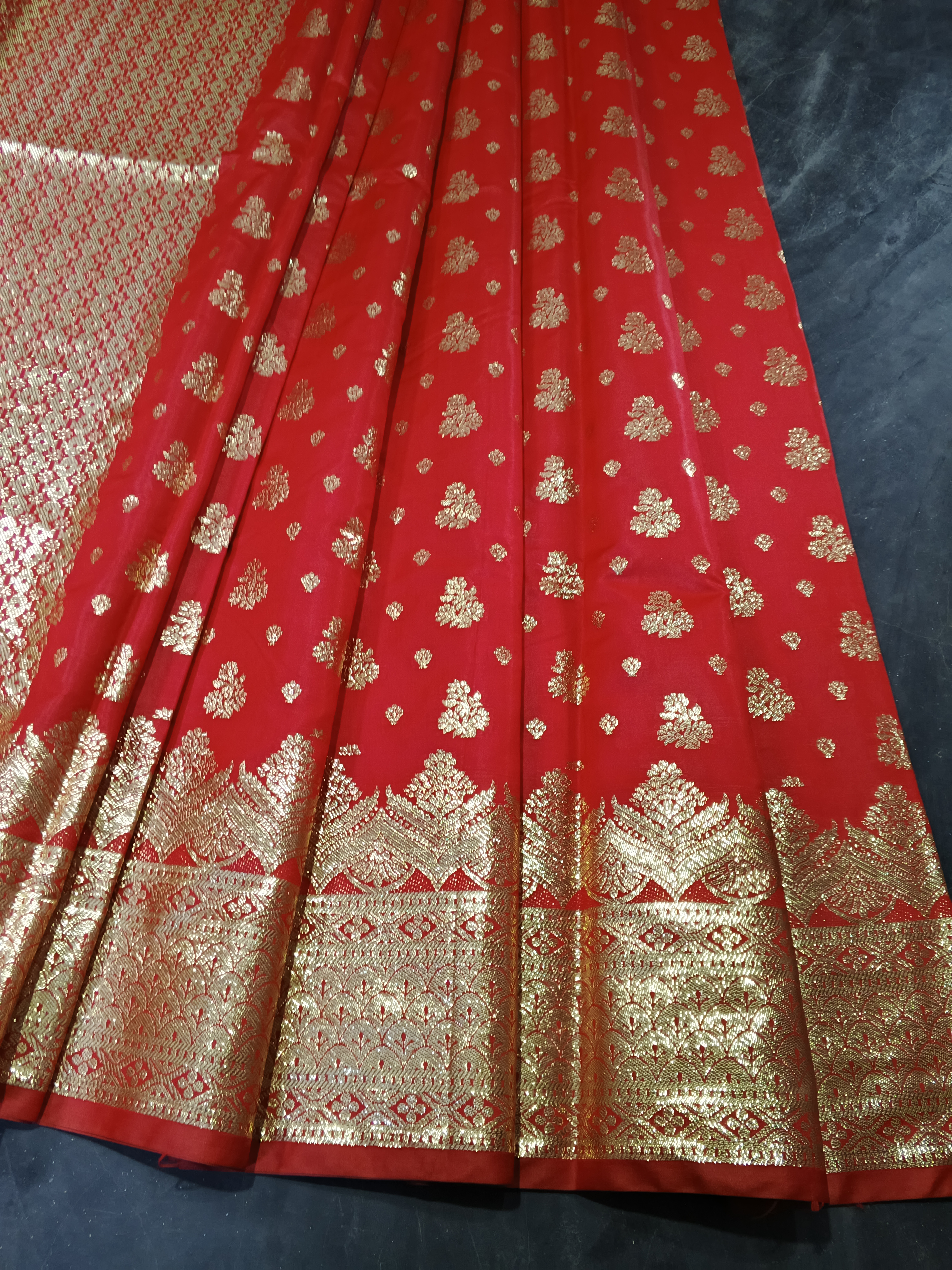 প্রিমিয়াম সফ্ট সিল্ক কাতান শাড়ি ও ব্লাউজ